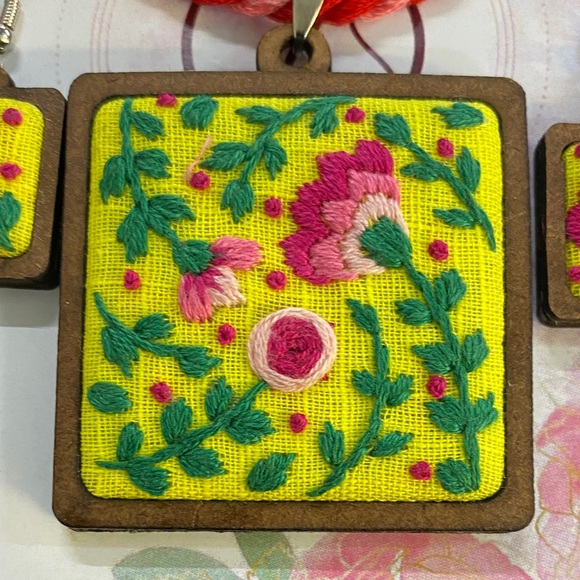 Floral Embroidered Jewelry Set - Picture 5 of 6